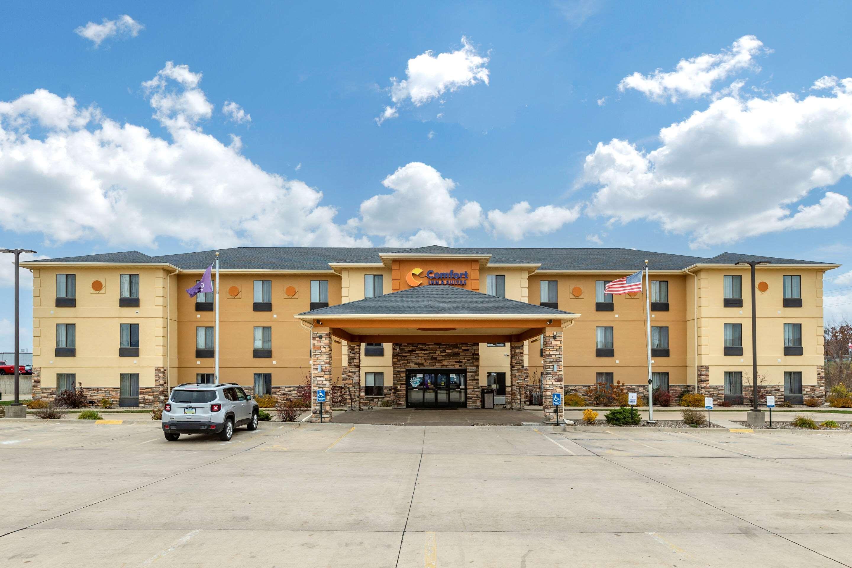 Comfort Inn & Suites Cedar Rapids North - Collins Road Exterior foto